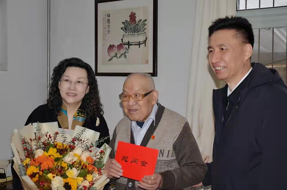 濟(jì)南產(chǎn)發(fā)集團(tuán)黨委副書記、總經(jīng)理黃蓓走訪慰問離休老干部、老黨員